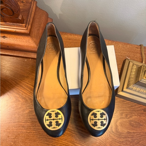 Tory Burch Black Leather Benton Ballet Flats with Gold Logo Medallion Size 8 - Picture 3 of 10